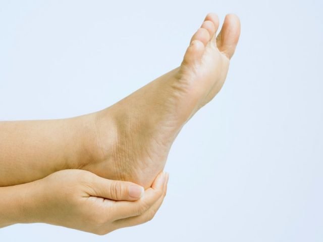 Die Ferse in der Hand