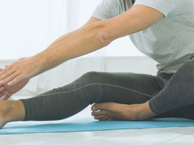 Ellenbogen zum Knie beugen
