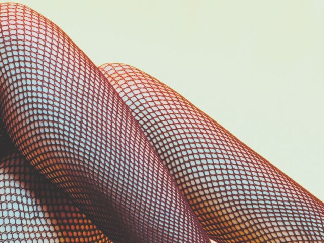 Mit überschlagenen Beinen zur Seite rollen