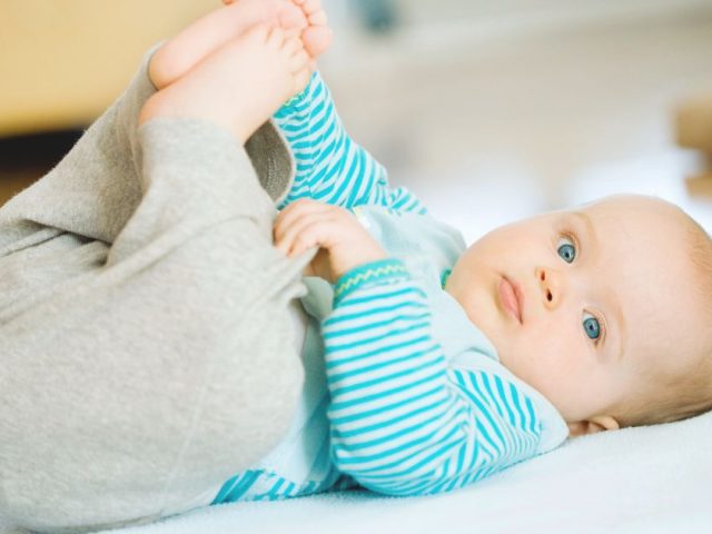 Rollen mit dem Fuß oder Knie in der Hand